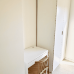 Chambre dortoir avec rangements et bureaux de la Villa Réal à Puget-sur-Argens