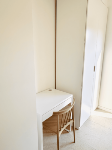 Chambre dortoir avec rangements et bureaux de la Villa Réal à Puget-sur-Argens