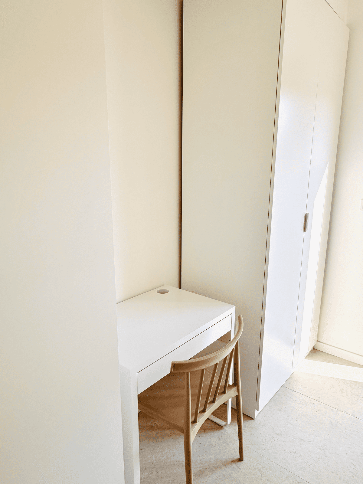 Chambre dortoir avec rangements et bureaux de la Villa Réal à Puget-sur-Argens