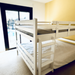 Vue du lit double superposé du dortoir de la Villa Réal à Puget-sur-Argens