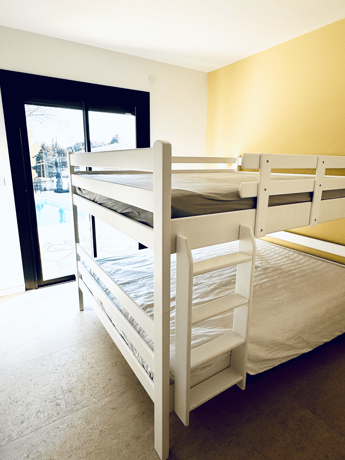 Vue du lit double superposé du dortoir de la Villa Réal à Puget-sur-Argens