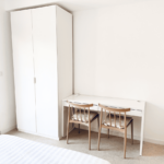 Coin rangement et bureau de la première chambre parentale de la Villa Réal à Puget-sur-Argens