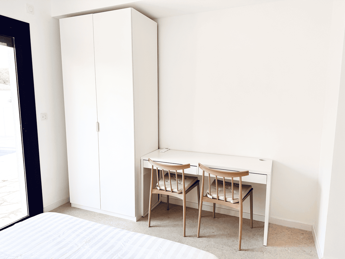 Coin rangement et bureau de la première chambre parentale de la Villa Réal à Puget-sur-Argens
