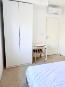 Coin rangement et bureau de la troisième chambre de la Villa Réal à Puget-sur-Argens