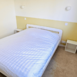 Lit de la deuxième chambre parentale de la Villa Réal à Puget-sur-Argens