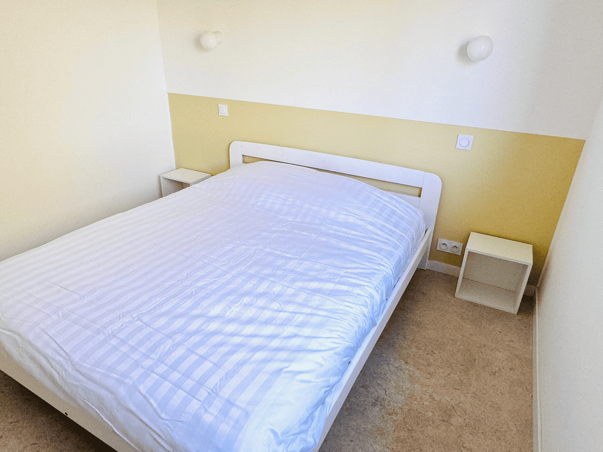 Lit de la deuxième chambre parentale de la Villa Réal à Puget-sur-Argens