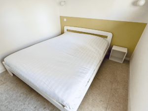 Lit de la troisième chambre parentale de la Villa Réal à Puget-sur-Argens