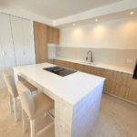 Cuisine ouverte entièrement équipée de la Villa Réal à Puget-sur-Argens