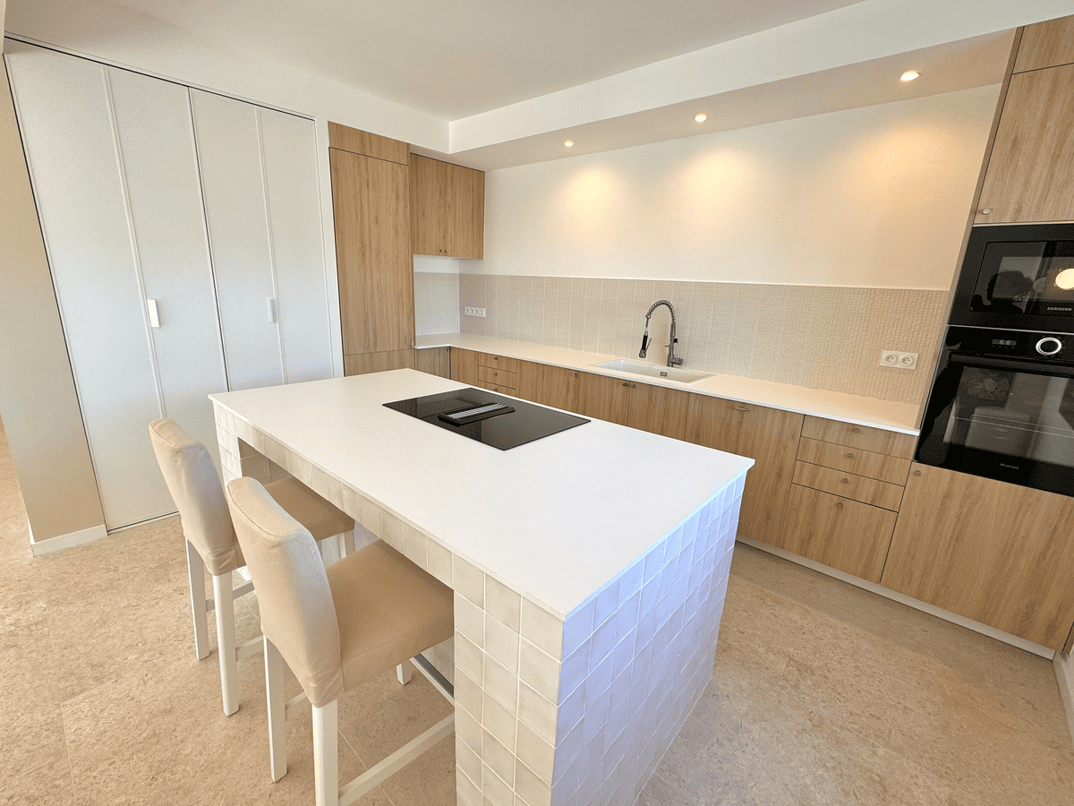 Cuisine ouverte entièrement équipée de la Villa Réal à Puget-sur-Argens