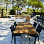 Coin repas et salon extérieur à l'ombre des vieux pins de la Villa Réal à Puget-sur-Argens