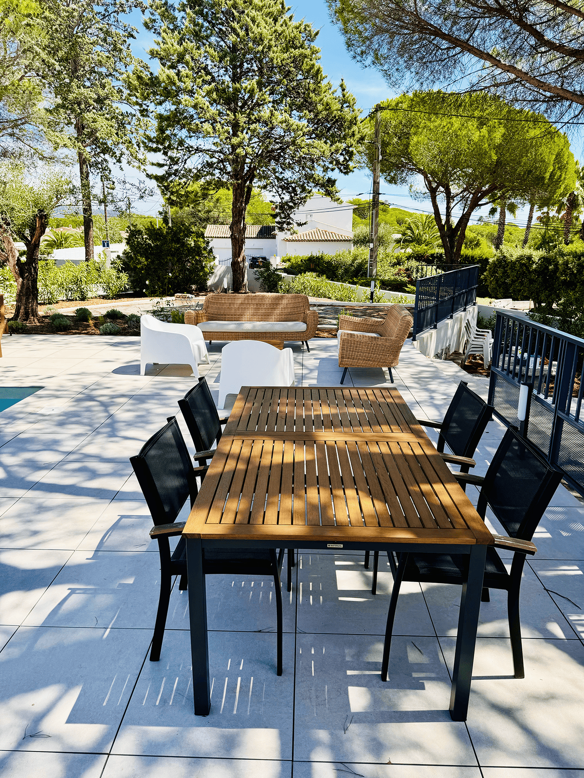 Coin repas et salon extérieur à l'ombre des vieux pins de la Villa Réal à Puget-sur-Argens