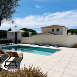 Grande plage de l'espace piscine à la Villa Réal à Puget-sur-Argens