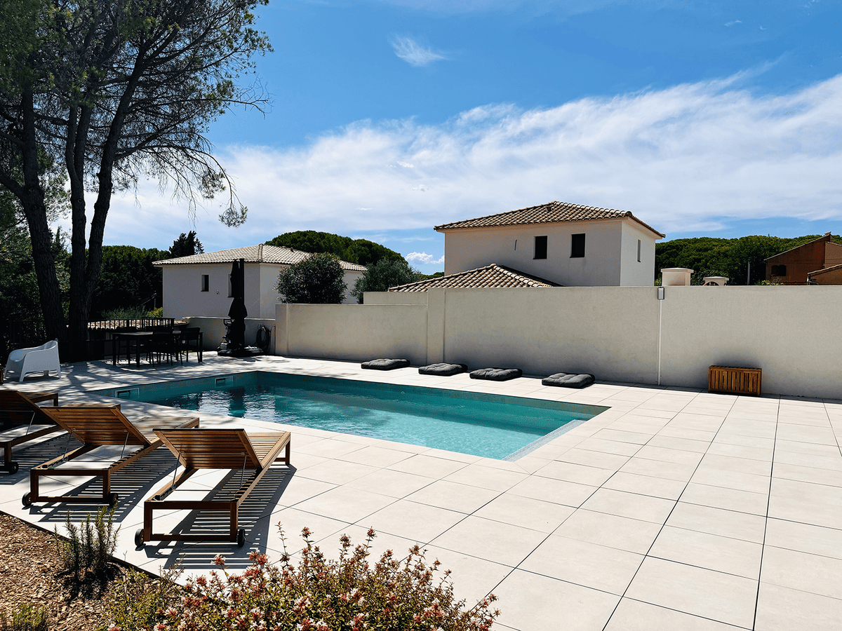 Grande plage de l'espace piscine à la Villa Réal à Puget-sur-Argens