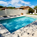 Vue de la piscine entièrement rénovée de la Villa Réal à Puget-sur-Argens