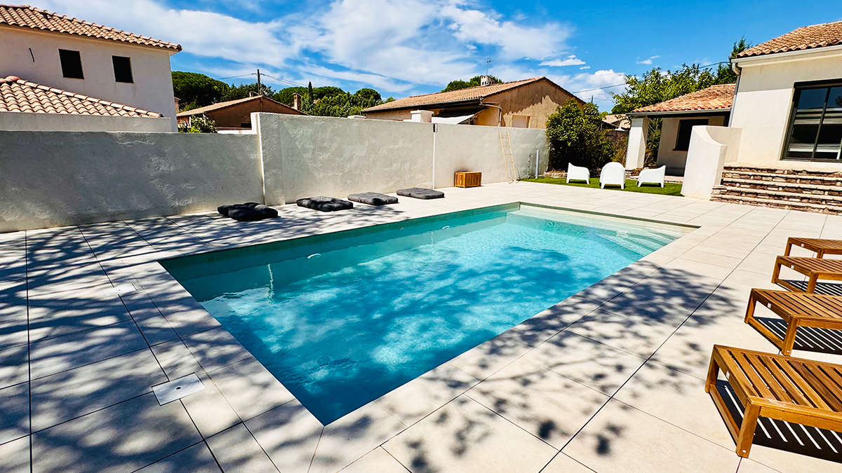 Vue de la piscine entièrement rénovée de la Villa Réal à Puget-sur-Argens