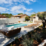 Vue de la piscine et du voisinnage de la Villa Réal à Puget-sur-Argens depuis le terrain de pétanque