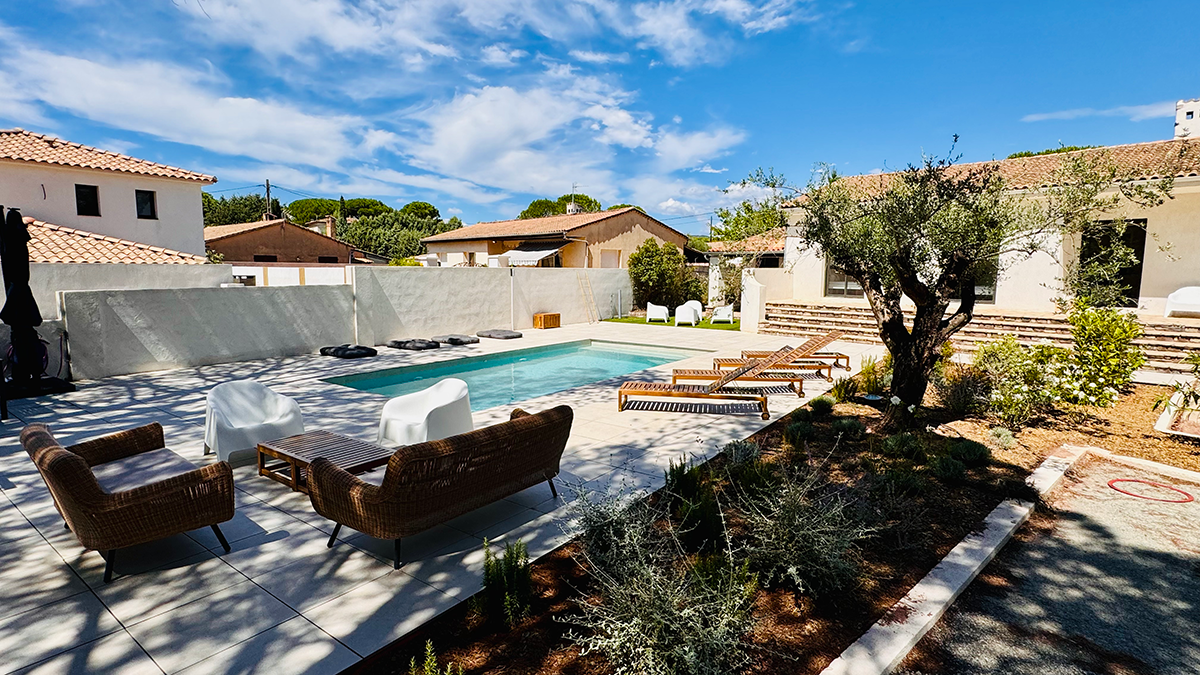 Vue de la piscine et du voisinnage de la Villa Réal à Puget-sur-Argens depuis le terrain de pétanque