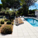 Vue de la Villa Réal à Puget-sur-Argens avec sa piscine, son jardin méditerranéen et terrasse ensoleillée