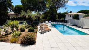 Vue de la Villa Réal à Puget-sur-Argens avec sa piscine, son jardin méditerranéen et terrasse ensoleillée