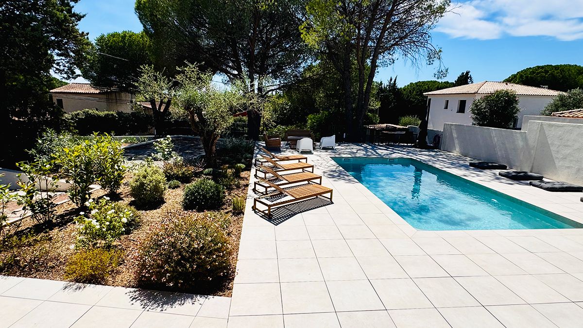 Vue de la Villa Réal à Puget-sur-Argens avec sa piscine, son jardin méditerranéen et terrasse ensoleillée