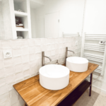 Salle de bain avec double vasque à la Villa Réal à Puget-sur-Argens