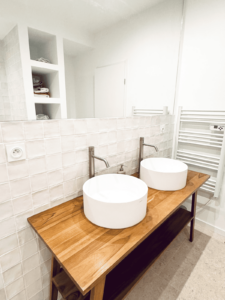 Salle de bain avec double vasque à la Villa Réal à Puget-sur-Argens