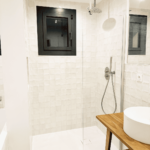 Salle de bain avec grande douche italienne à la Villa Réal à Puget-sur-Argens