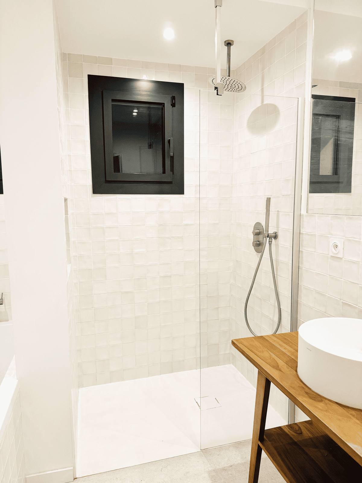 Salle de bain avec grande douche italienne à la Villa Réal à Puget-sur-Argens