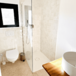 Salle de douche avec wc et vasque à la Villa Réal à Puget-sur-Argens