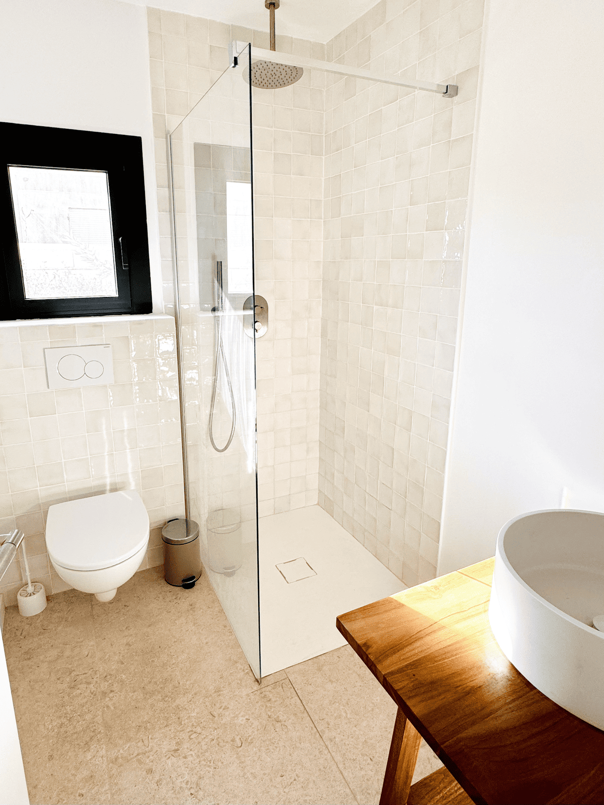 Salle de douche avec wc et vasque à la Villa Réal à Puget-sur-Argens