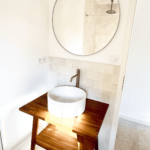 Simple vasque de la salle d'eau à la Villa Réal à Puget-sur-Argens