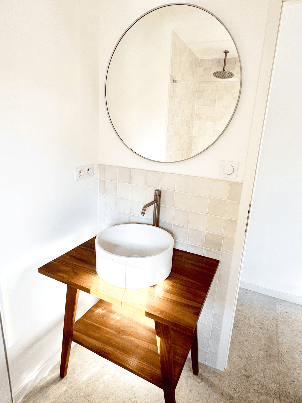 Simple vasque de la salle d'eau à la Villa Réal à Puget-sur-Argens