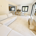 Coin salon avec tv connectée à la Villa Réal à Puget-sur-Argens