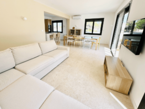 Coin salon avec tv connectée à la Villa Réal à Puget-sur-Argens
