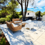 Espace salon à l'ombre des pins de la Villa Réal à Puget-sur-Argens