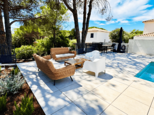 Espace salon à l'ombre des pins de la Villa Réal à Puget-sur-Argens
