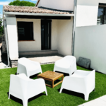 Coin terrasse sur gazon à la Villa Réal à Puget-sur-Argens