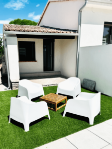 Coin terrasse sur gazon à la Villa Réal à Puget-sur-Argens