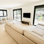 Espace de vie avec vue sur le jardin méditerranéen de la Villa Réal à Puget-sur-Argens