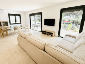 Espace de vie avec vue sur le jardin méditerranéen de la Villa Réal à Puget-sur-Argens