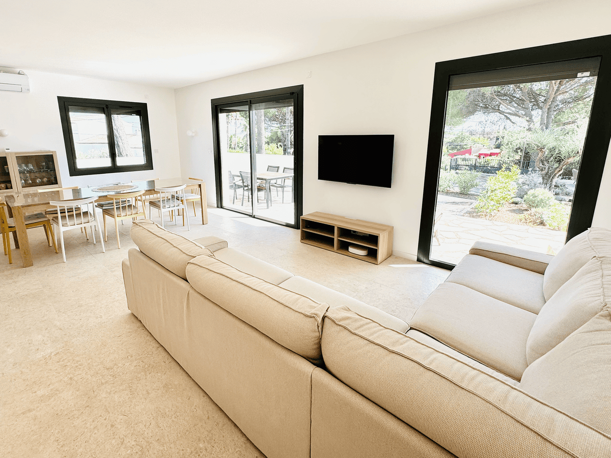 Espace de vie avec vue sur le jardin méditerranéen de la Villa Réal à Puget-sur-Argens