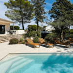 Coin transat à l'ombre de l'olivier centenaire de la Villa Réal à Puget-sur-Argens