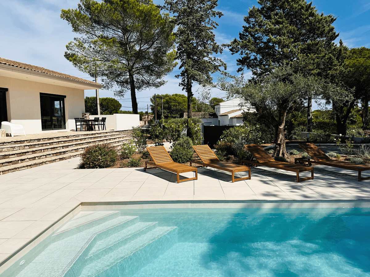 Coin transat à l'ombre de l'olivier centenaire de la Villa Réal à Puget-sur-Argens