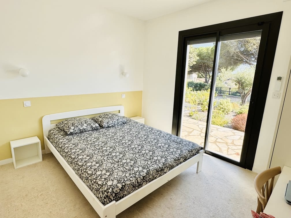 Chambre parentale avec vue sur le jardin méditerranéen de la Villa Réal à Puget-sur-Argens