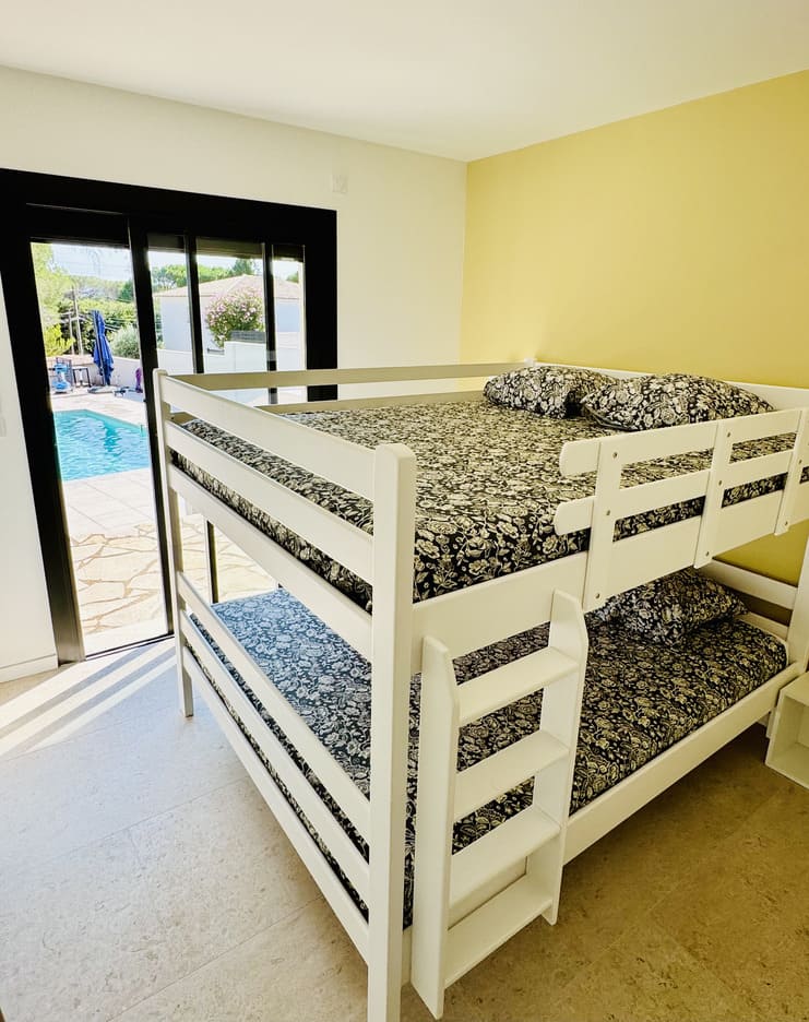 Vue du lit double superposé du dortoir de la Villa Réal à Puget-sur-Argens